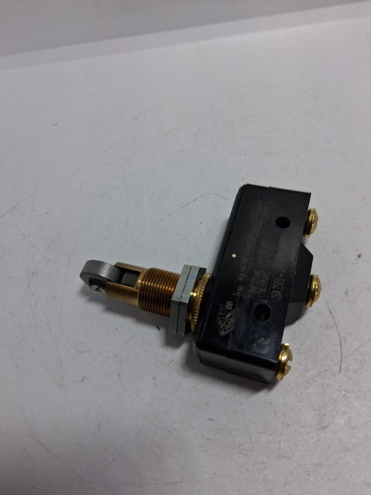 MICRO SWITCH BZ-2RQ181-A2 LIMIT SWITCH ROLLER PLUNGER 15A 125,250 OR 480VAC NNB