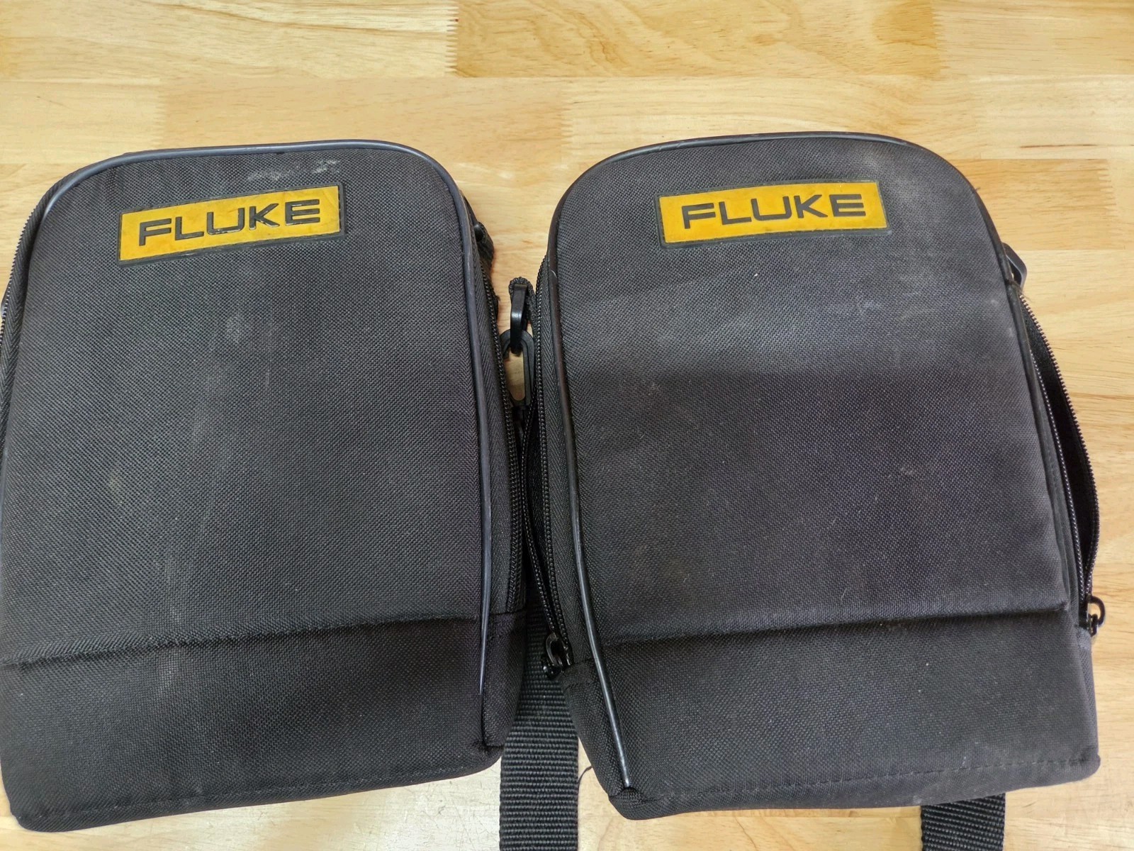 Fluke 323 True RMS Clamp Meter w/Fluke Leads & Case