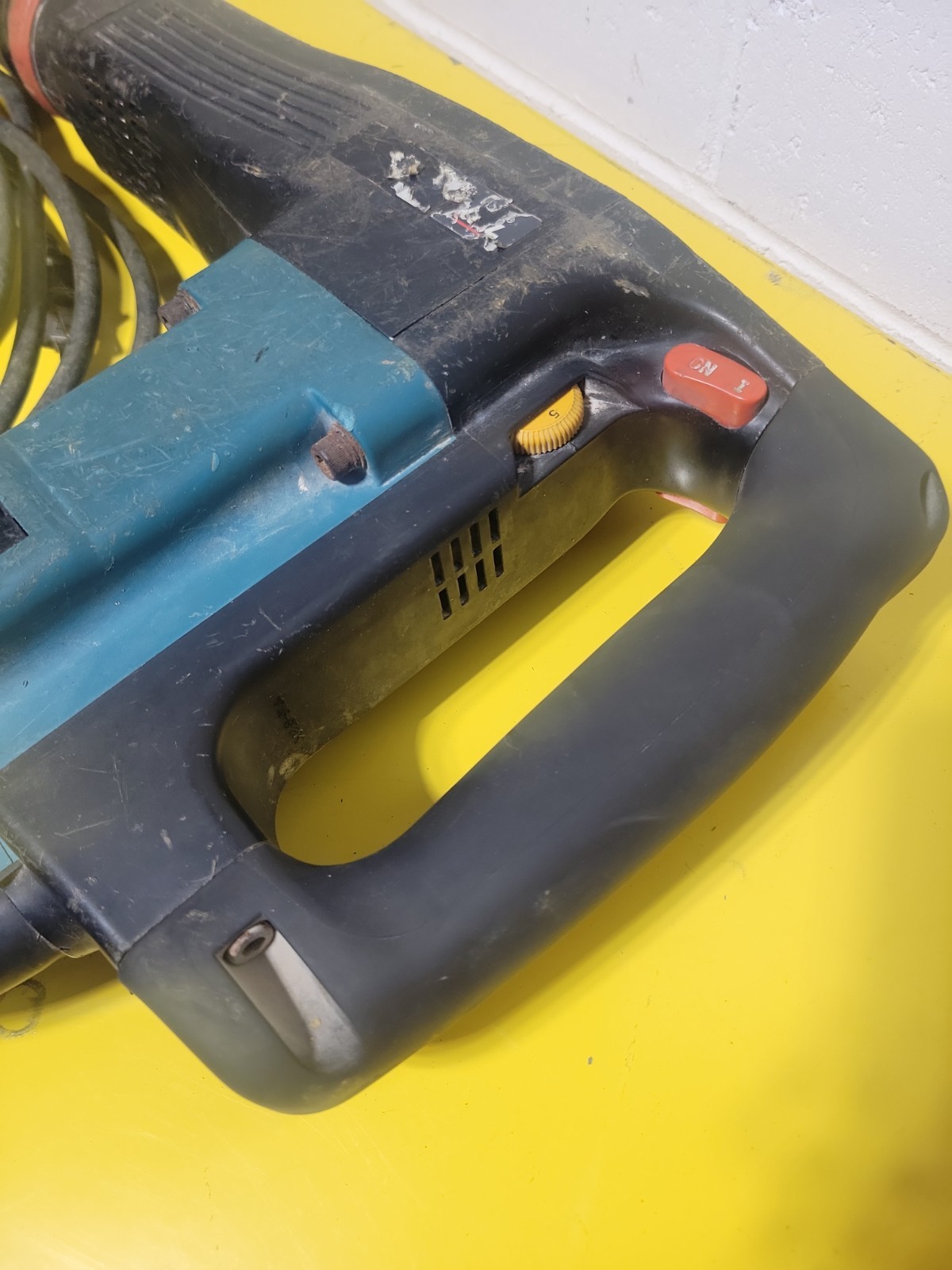 Makita HM1100C Corded Electric Demolition Jack Hammer Breaker Chip Gun W/ Case