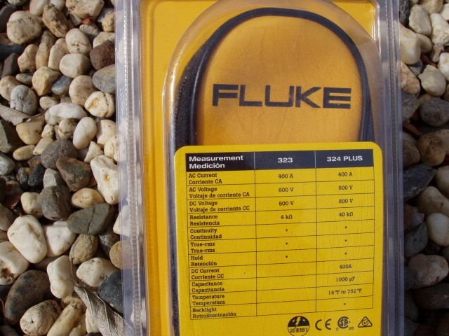FLUKE 323 TRUE RMS DIGITAL CLAMP METER 600V AC & DC VOLTAGE + CASE BRAND NEW