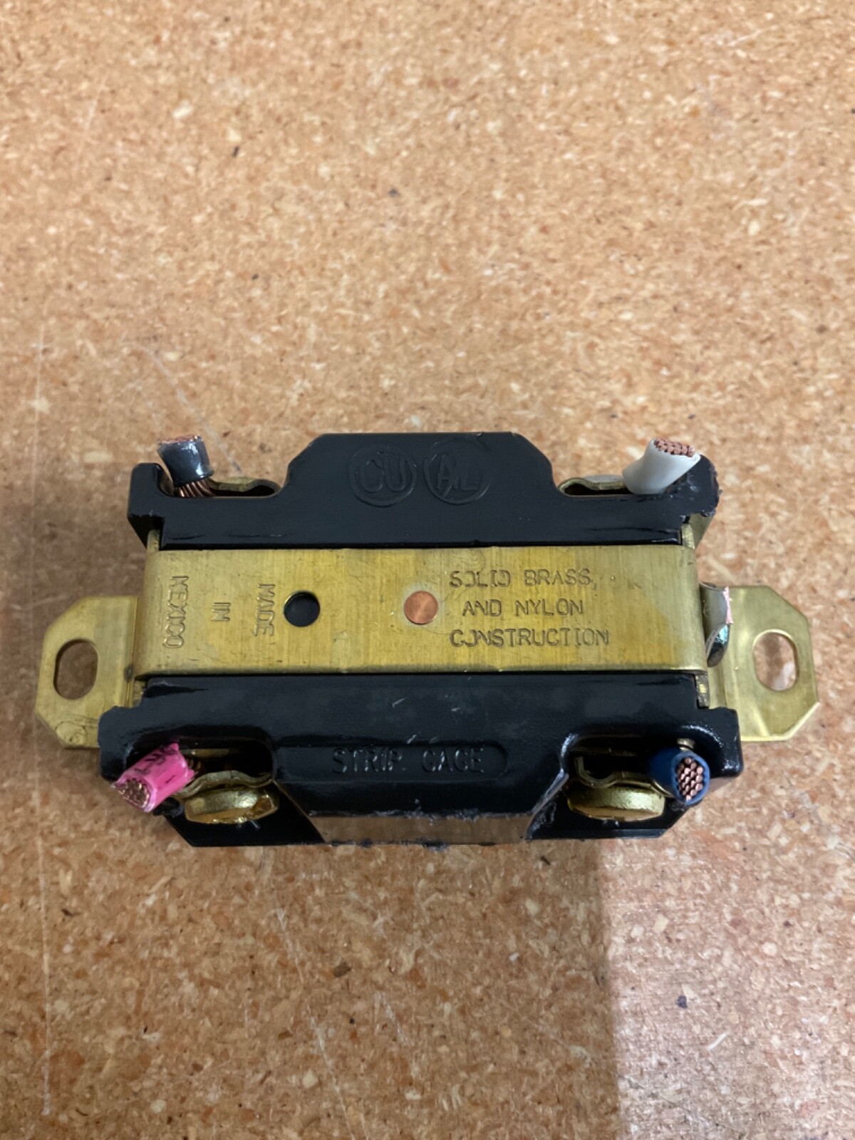 LEVITON NEMA L21-30R TWIST- LOCK RECEPTACLE 30A 120/208V WC596/132-1