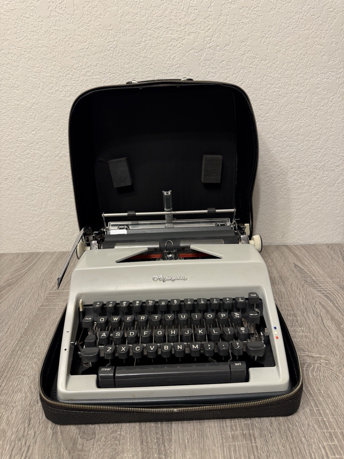 1968 Olympia SM9 De Luxe Portable Typewriter – Made in Western Germany – Working