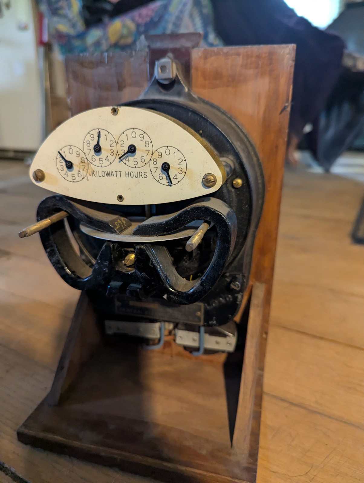 Vintage Electromechanical Analog Dial Kilowatt-Hours Meter, 4-Digit Display