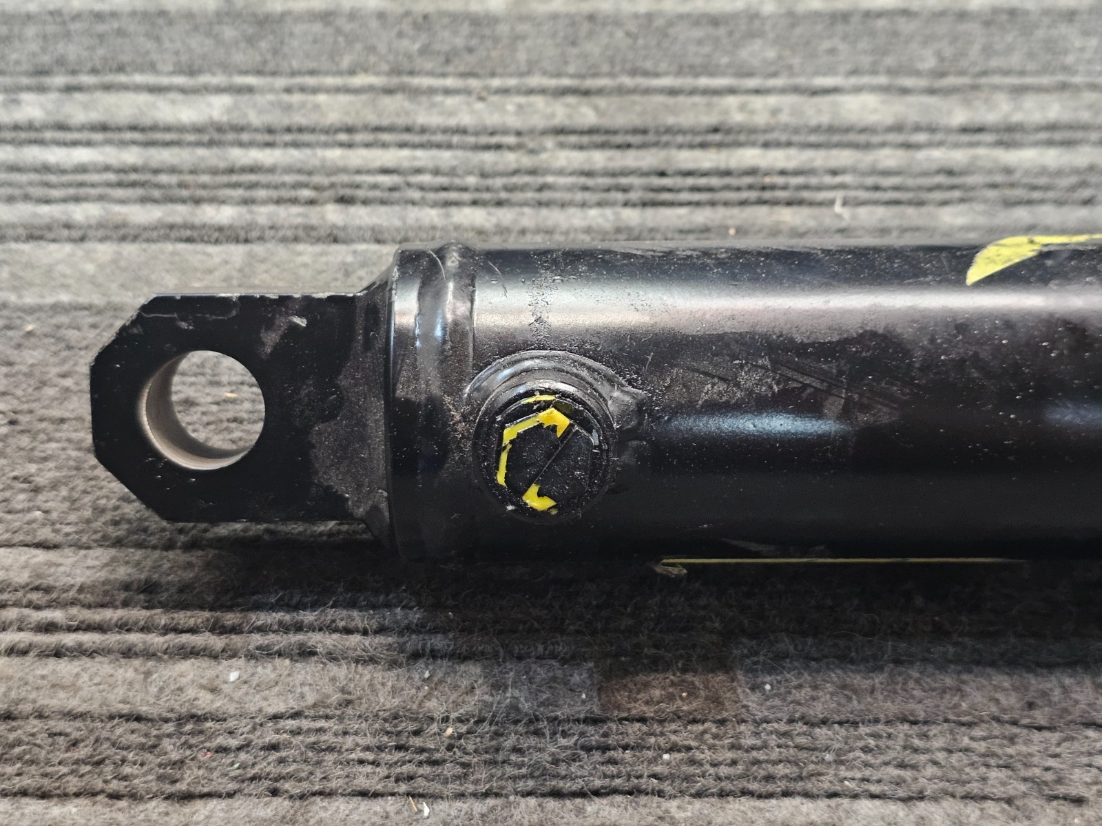 Hydraulic Welded Cylinder 2.89″ OD x 16″ Retracted x 1.52″ Rod 85510 1256445
