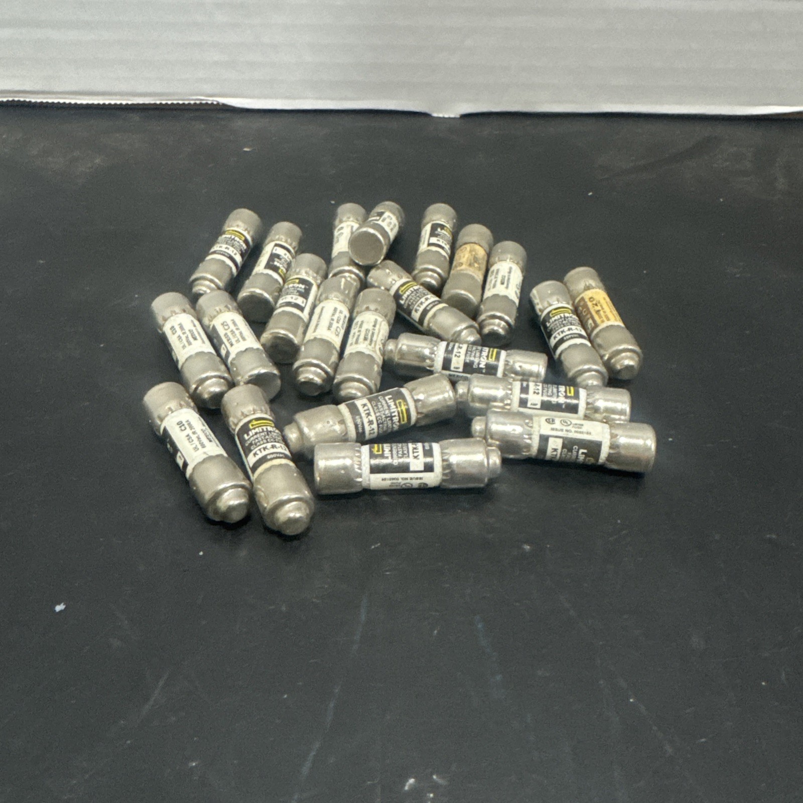 Lot Of 22 Bussmann KTK-R-12 KTKR-12 600VAC Fuses NOS