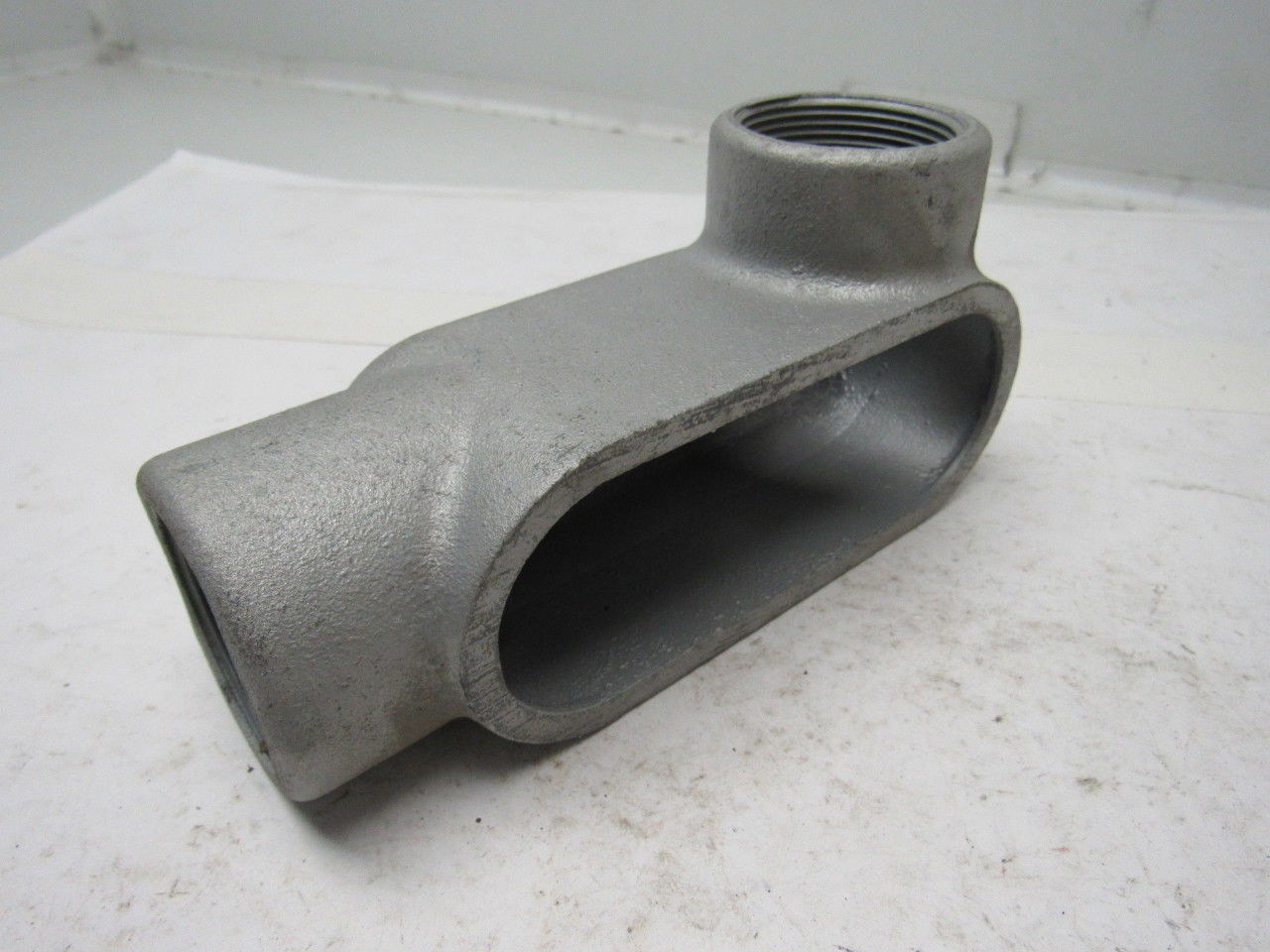 Gedney LR57 x 1-1/2″ NPT Cast Malleable Iron Threaded Conduit Body Lot Of 2