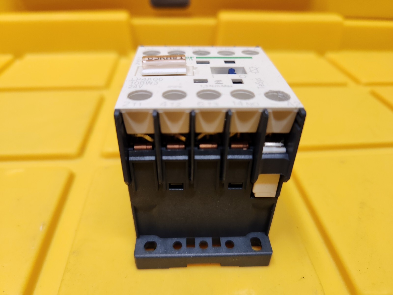 Telemecanique Schneider Electric Contactor LP4K06-10BW3 15A 600V Max 24V Coil
