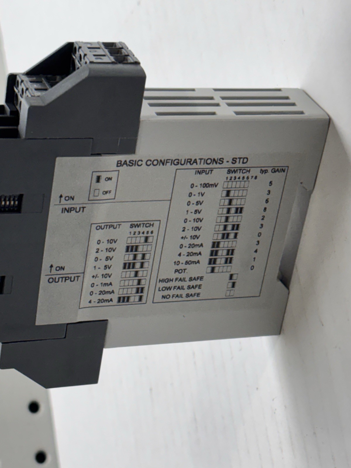 NEW ABB CC-U/STD UNIVERSAL ANALOG SIGNAL CONVERTER 110-240VAC 1svr040000r1700