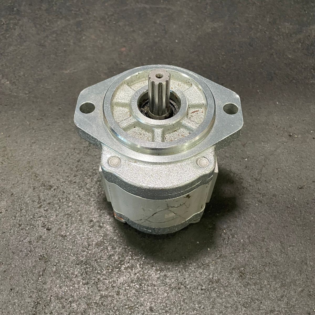 Genuine OEM Genie 231572GT 4CC CCW Hydraulic Gear Pump Replaces 96193GT TZ-50/30