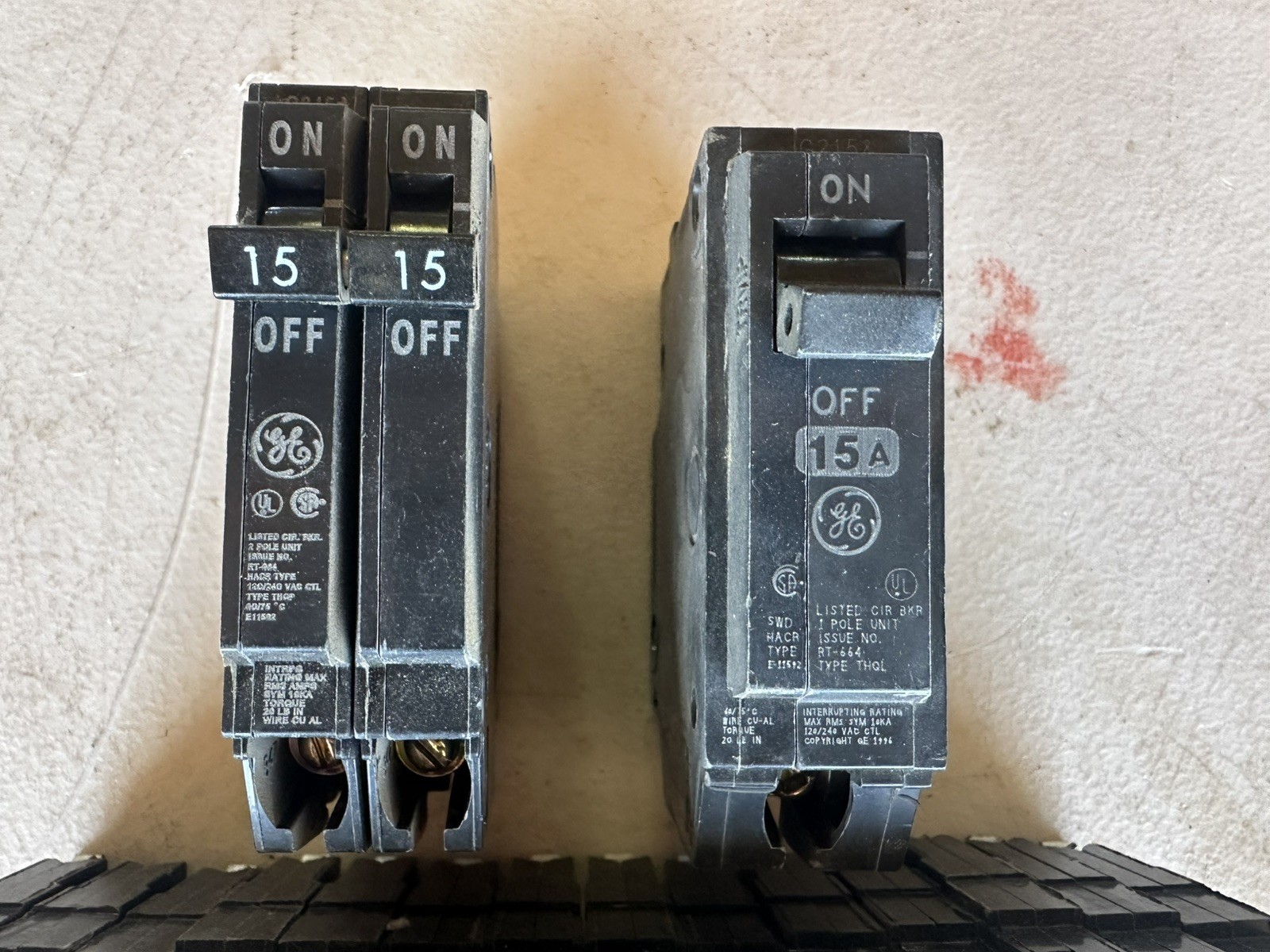 LOT OF 26* GE Thin Q-Line 15 & 20 Amp 1-Pole Circuit Breaker THQP115 P120