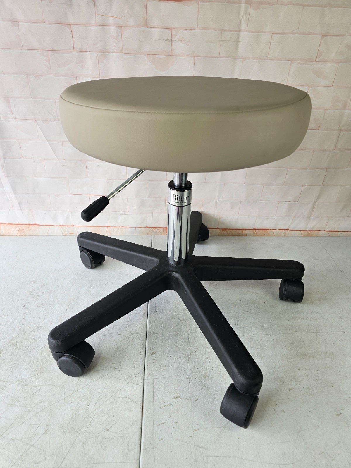 Midmark Ritter 272 Air Lift Exam Physician Doctor Medical Rolling Stool