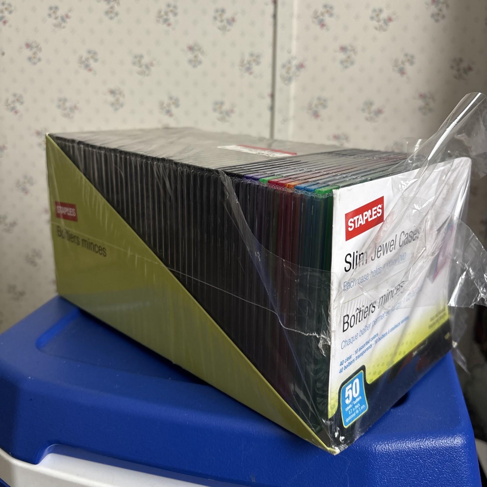 Staples Slim Jewel 50 Pack CD/DVD Cases 40 Clear 10 Assorted Colors