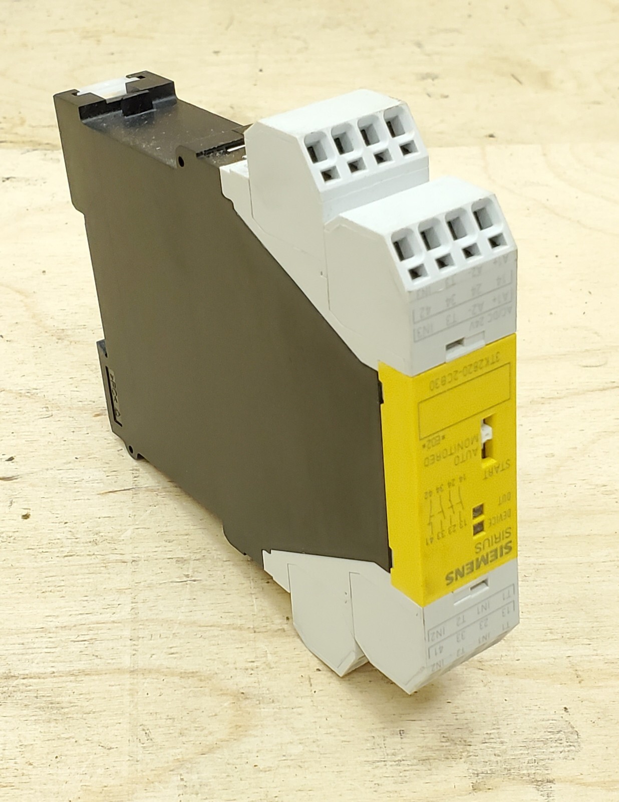 Siemens 3TK2820-2CB30 Sirius Safety Relay for 24V AC or DC Operation – NEW