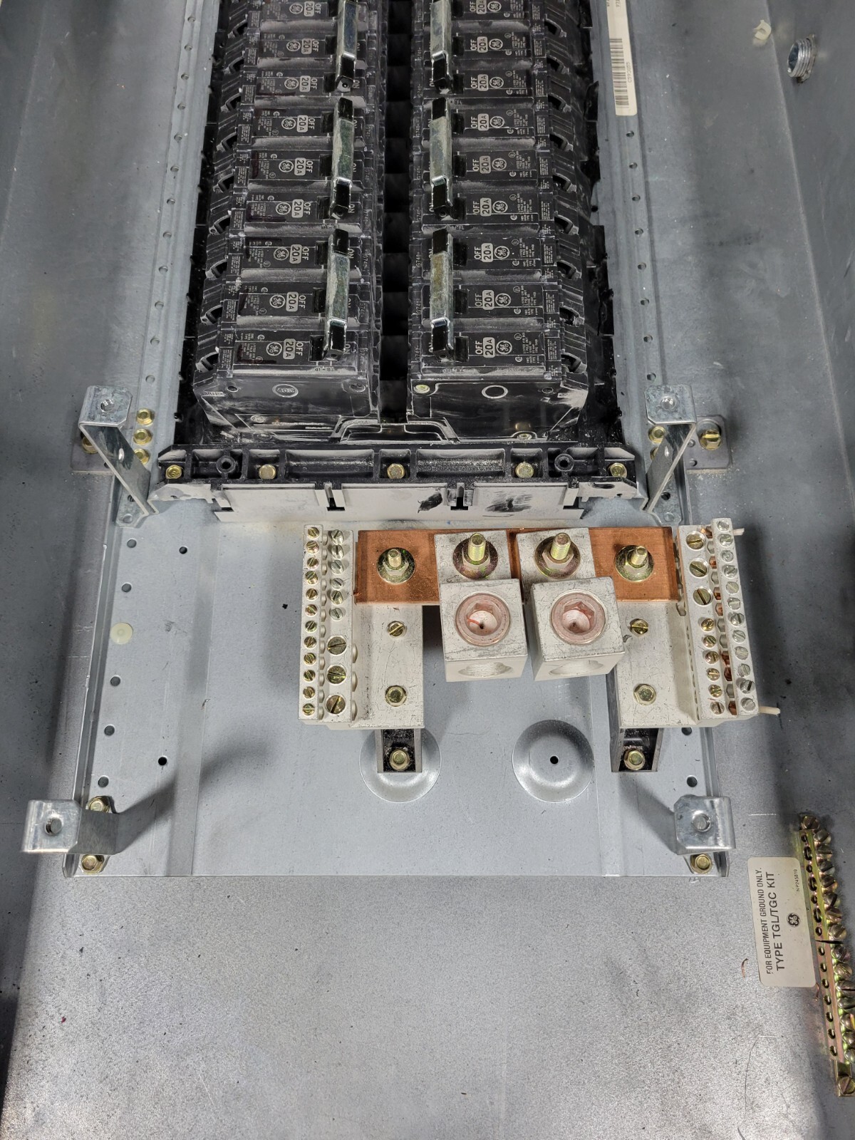 General Electric A-Series Lighting Panelboard 400A 120/208V 3P 3PH 4W 42 Circuit