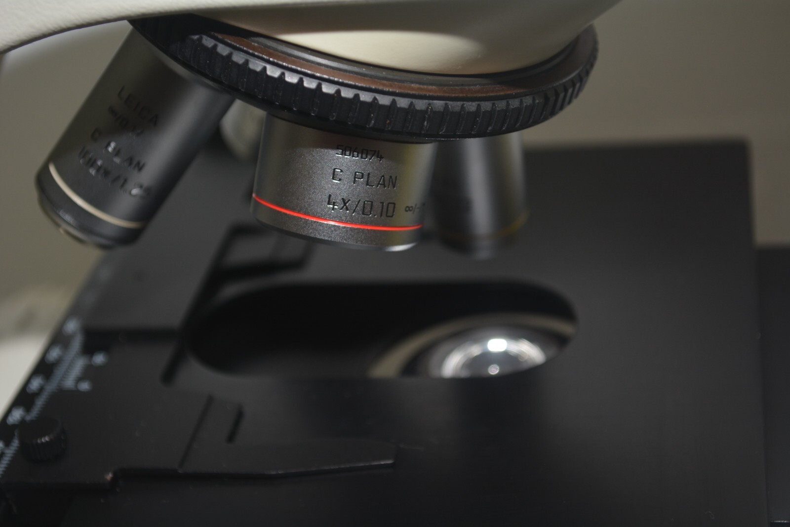 ^ Leica DME Upright Compound Microscope w/ 4x 10x 40x 100x Objectives #X1100