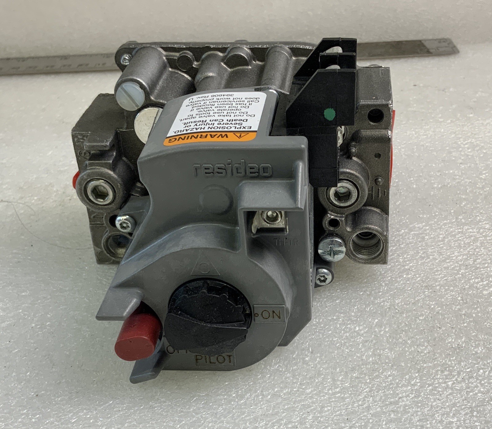 RESIDEO DUAL VALVE STANDING PILOT COMBO GAS CONTROL VR8200A 2132 NOS