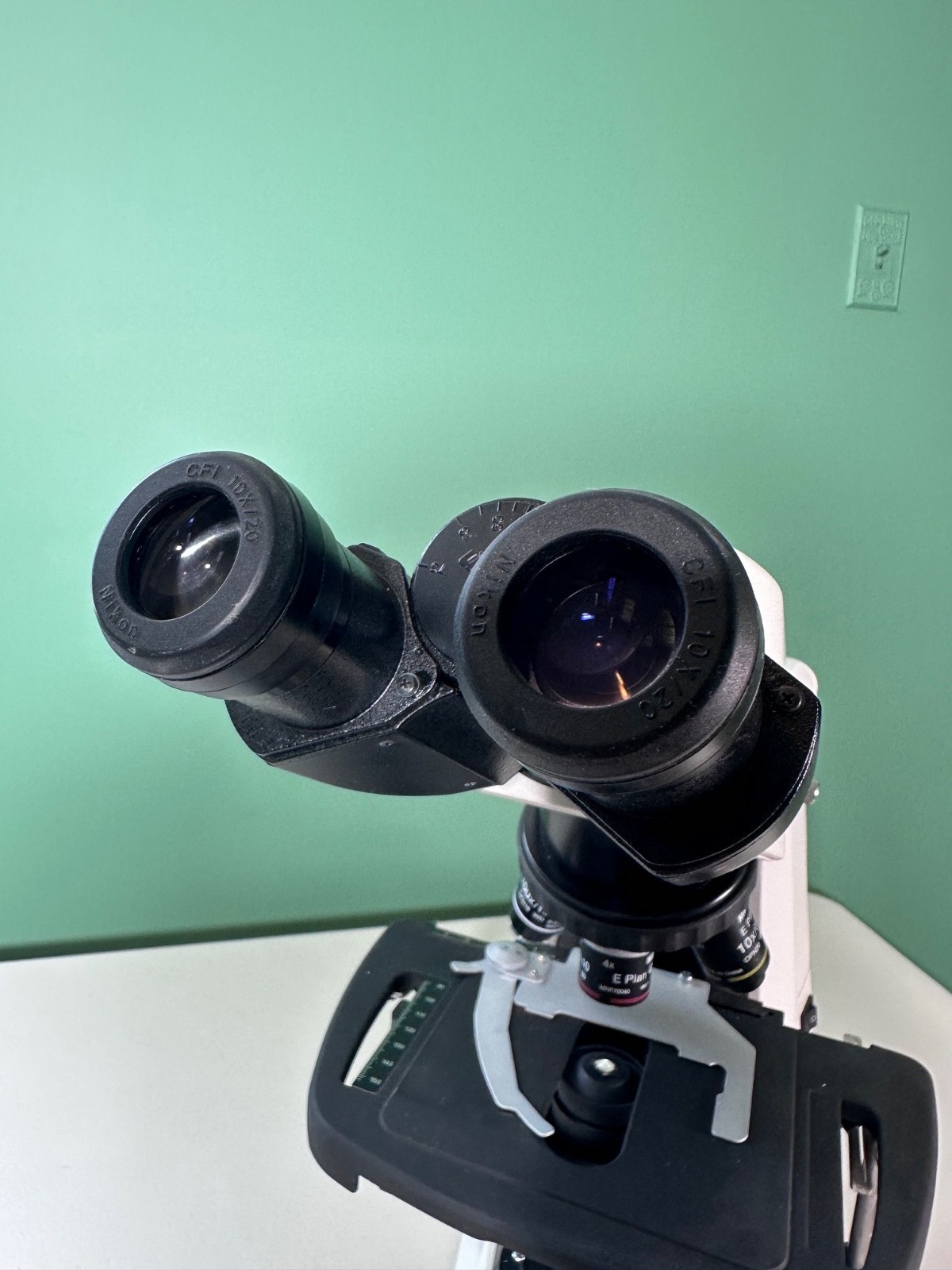 Nikon Eclipse E200 Binocular Microscope 4x 10x 40x 100x Oil LED Excellent