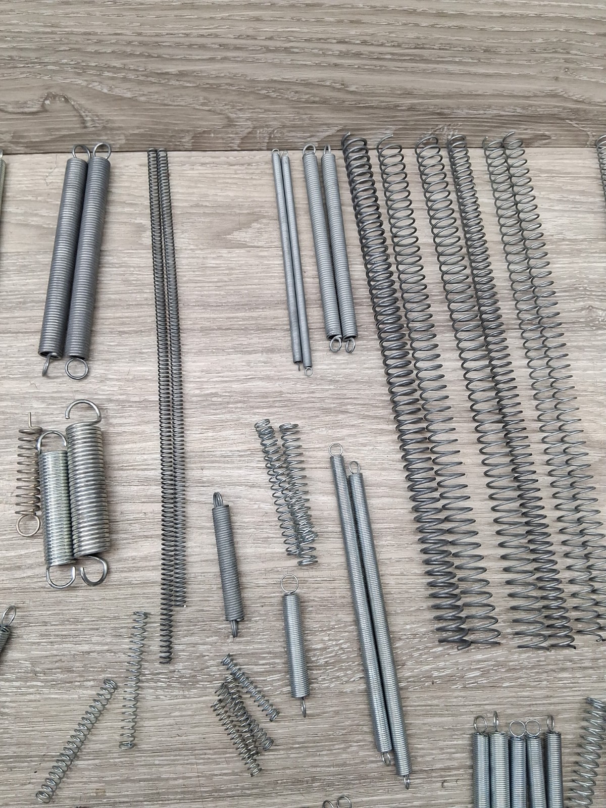 Assorted Springs 80 Pieces As Shown Various Sizes And Thickness ( Read Descripti