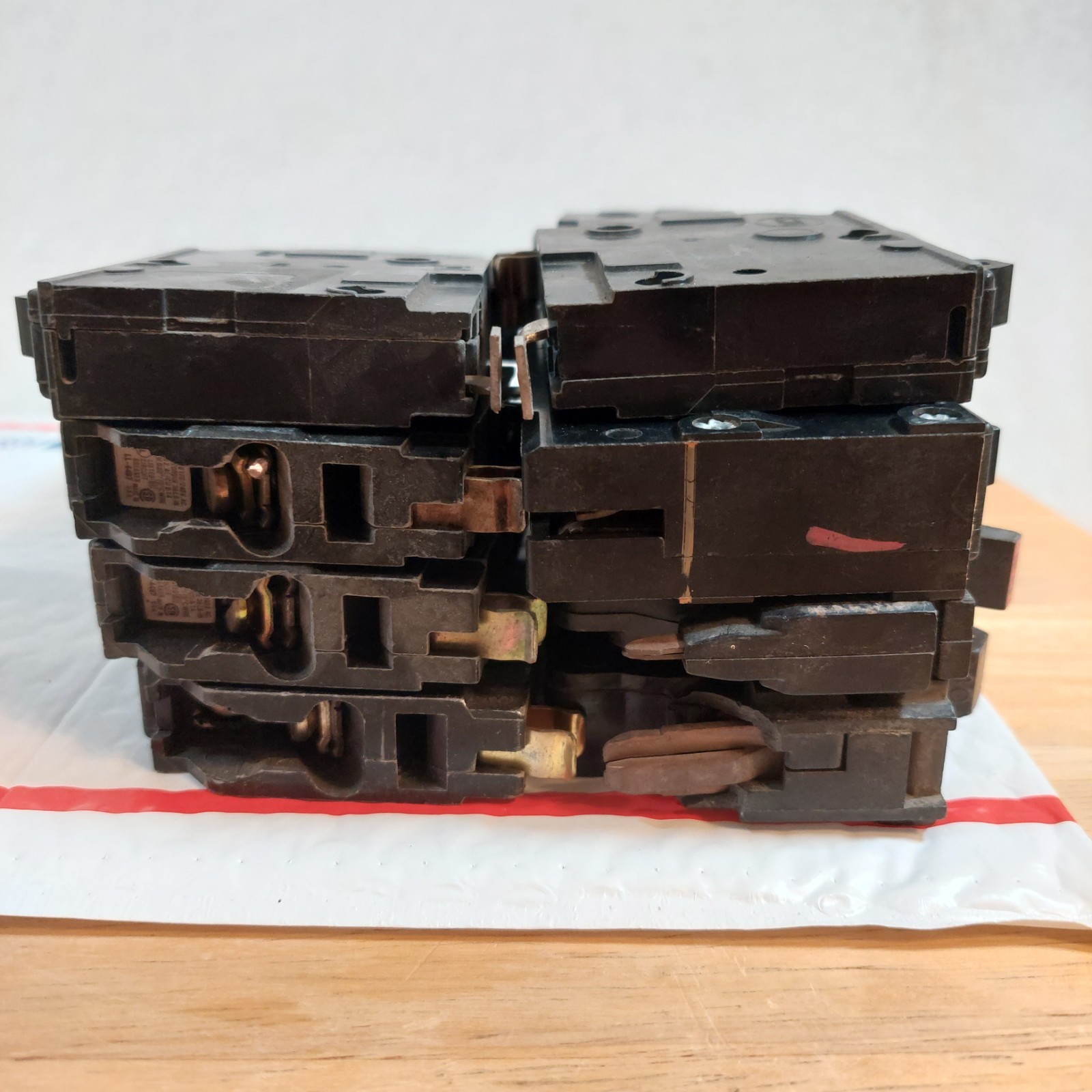 Circuit Breakers Lot 8.5lbs, 33 assorted Single Phase Breakers 20 – 40 Amp Lot