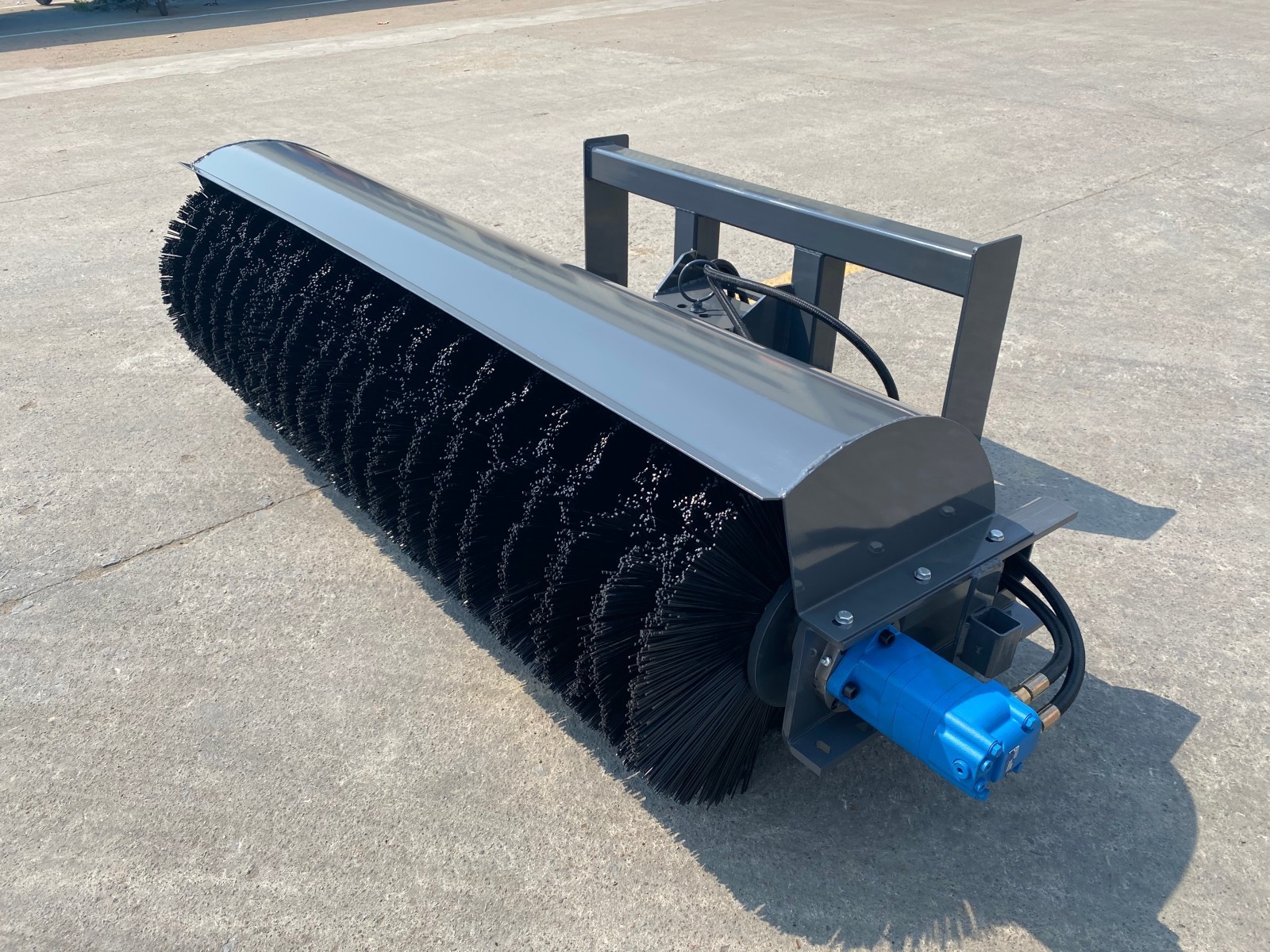 AGT 72″ Skid Steer Hydraulic Broom Sweeper Angle Brooms Attachment 16-21 GPM