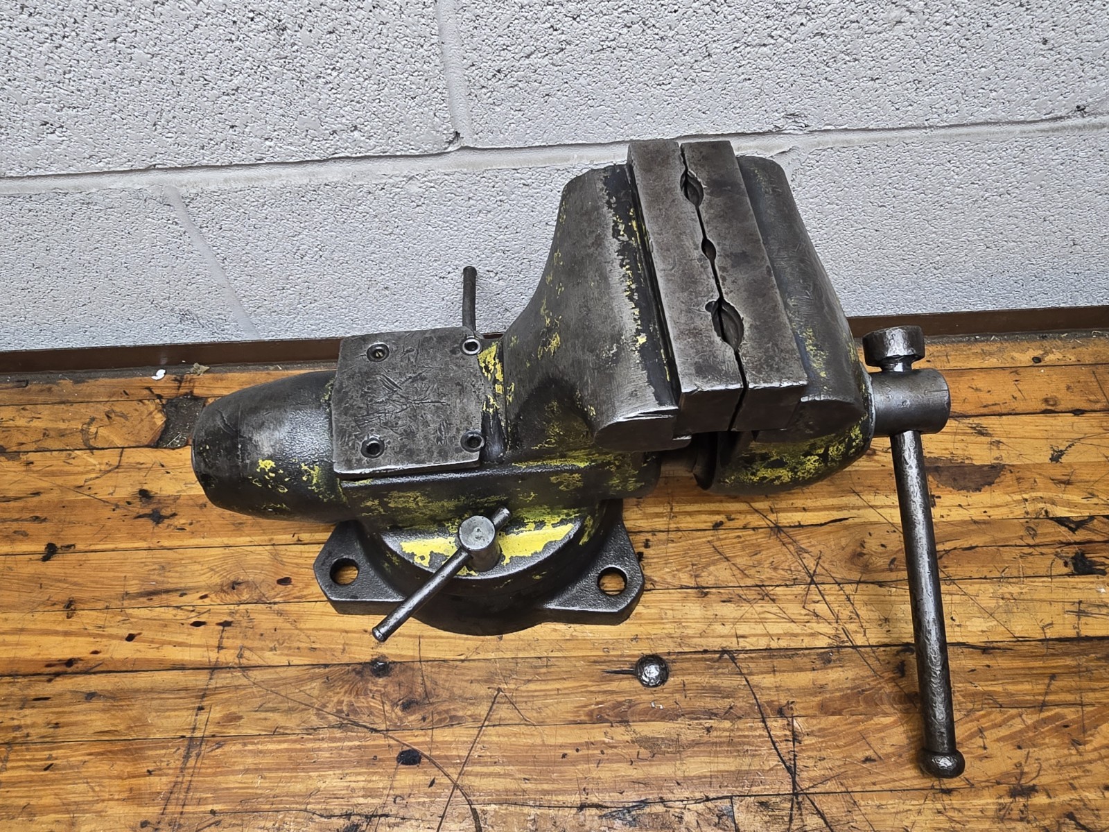 Wilton Tradesman Bullet 1760 6″ Jaw Bench Vise Swivel Base 66 Pounds