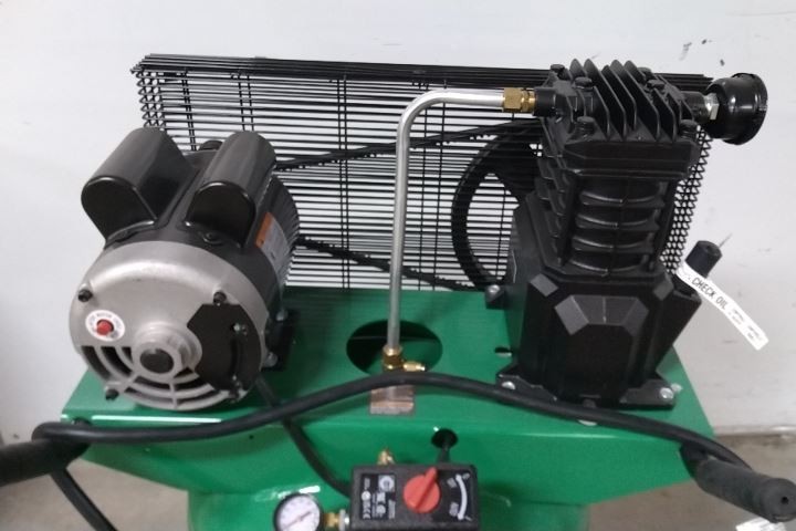 Speedaire 48UY04 2 Output HP 120VAC; 240VAC 30 Gal Tank Portable Air Compressor