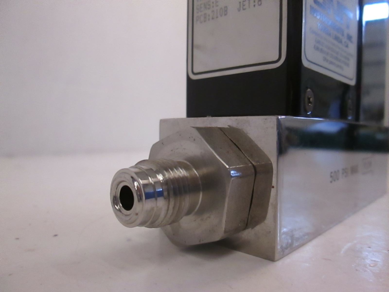 Unit UFC-2020 Mass Flow Controller, O2, 15 SLM, 1/4″ MVCR, Used
