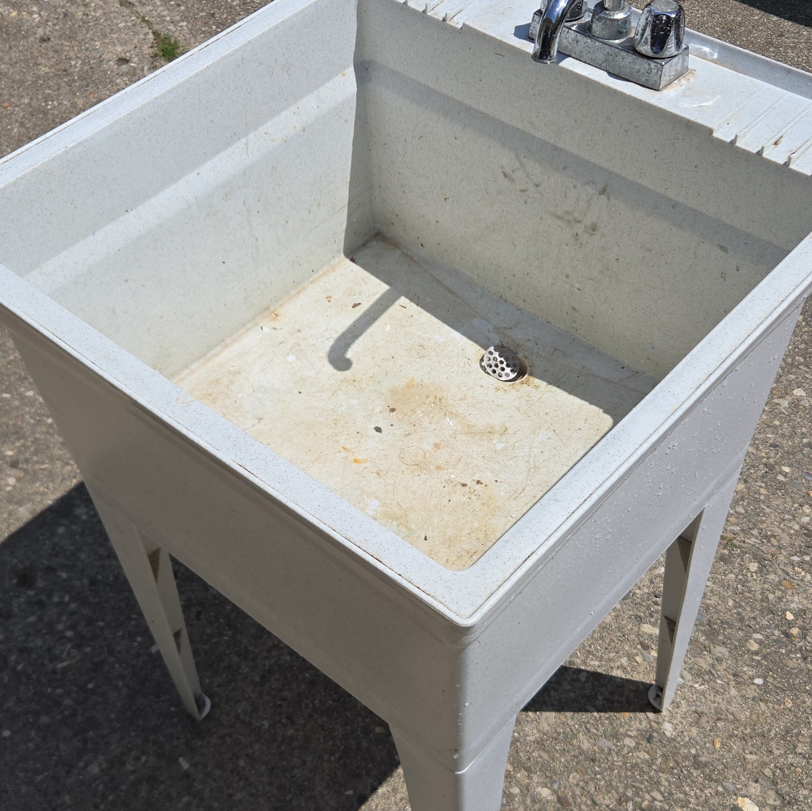 Freestanding 1-Compartment Mop Sink on Legs, White, Faucet Included