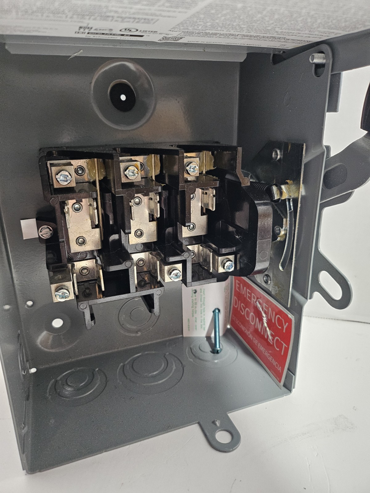 SQUARE D SAFETY Disconnect – SWITCH D221NRB SERIES E3 3R ENCLOSURE 30 AMP 60 HZ