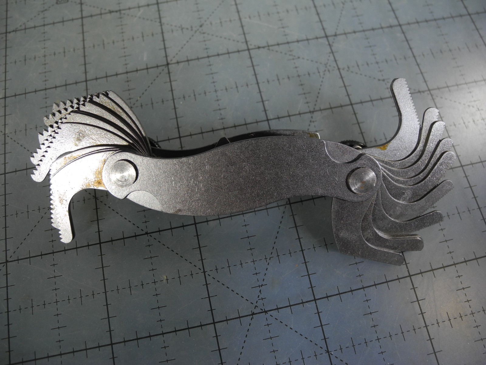 PEC 5625 .25 – 2.5mm Pitches Range, 60Deg Angle Screw Pitch Gage (Free Shipping)