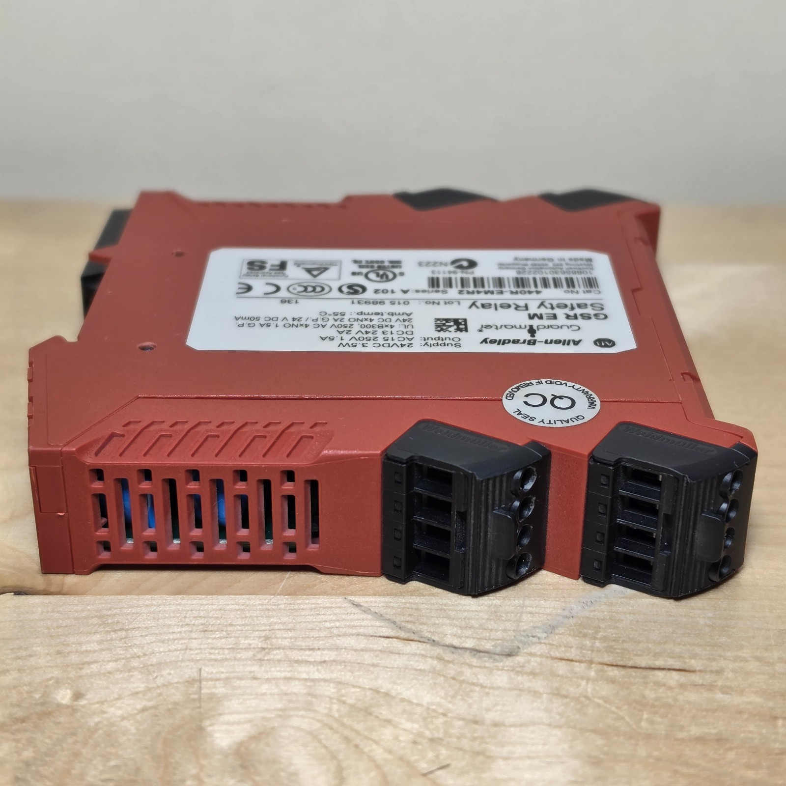 Allen-Bradley 440R-EM4R2 GSR EM Guardmaster Safety Relay 24VDC Ser A