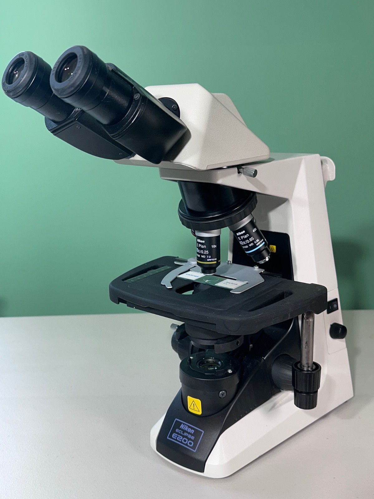Nikon Eclipse E200 Binocular Microscope 4x 10x 40x 100x Oil LED Excellent