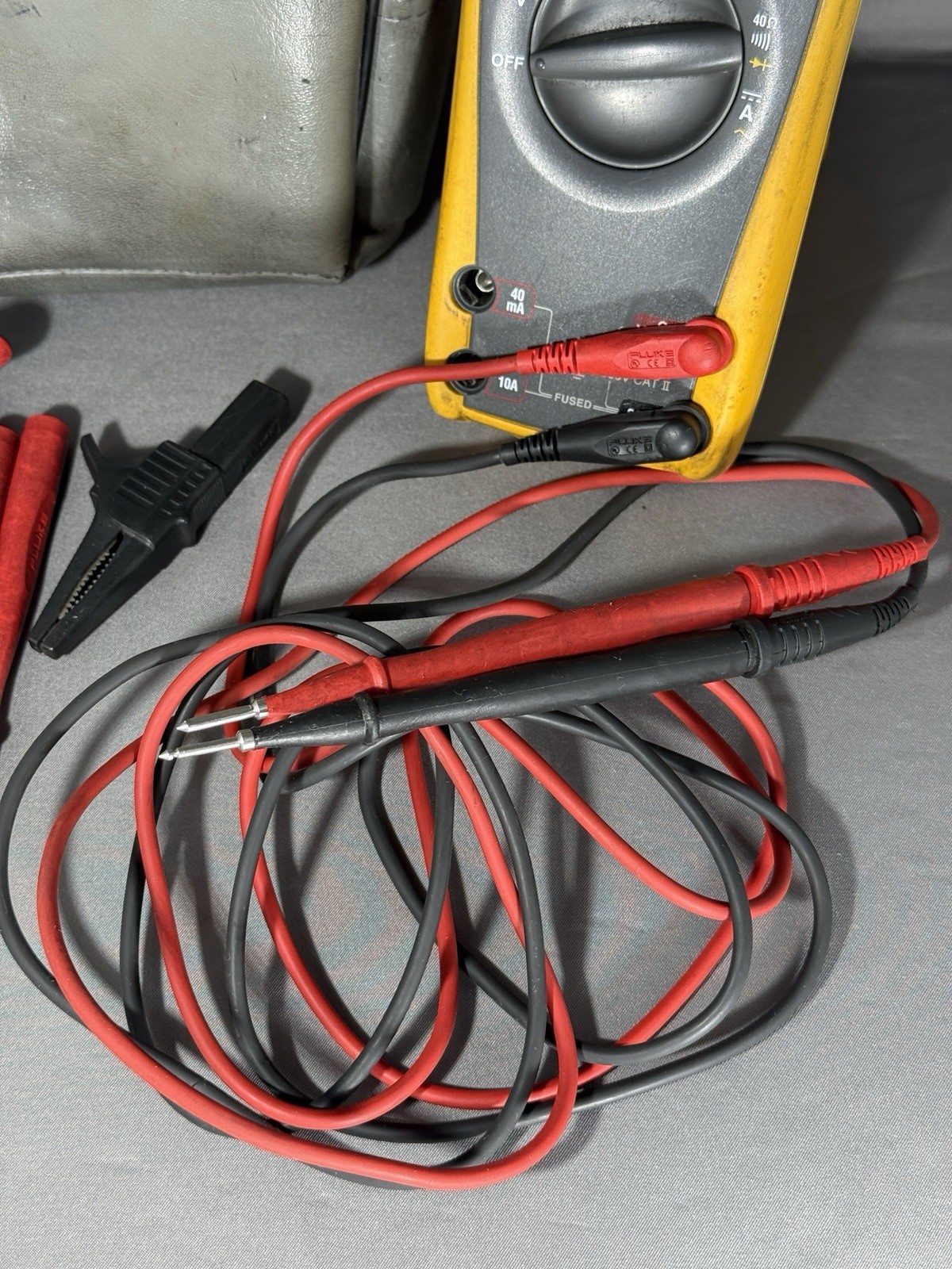 Fluke 26 III True RMS Digital Handheld Multimeter, Test Leads, 1000V, CAT III