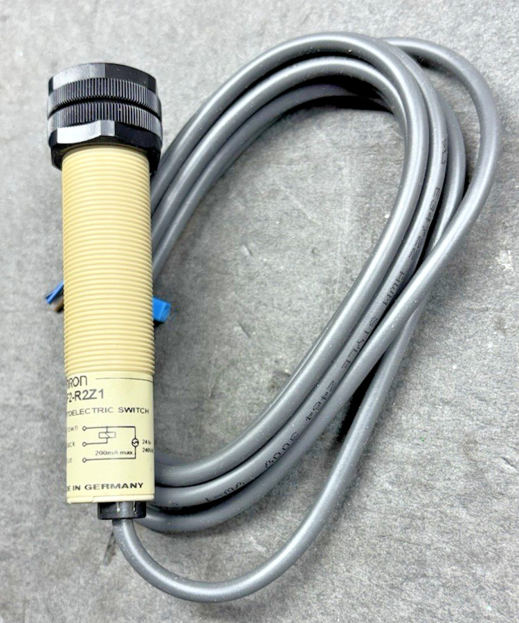 OMRON E3F2-R2Z1 2M RETRO-REFLECTIVE PHOTOELECTRIC SWITCH SENSOR 24 to 240 VAC⚡FS