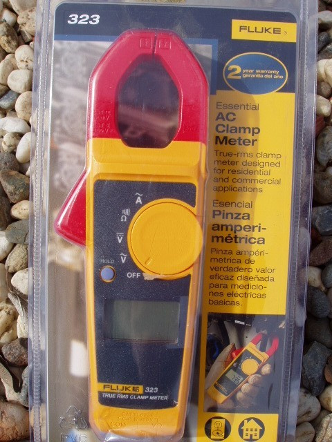 FLUKE 323 TRUE RMS DIGITAL CLAMP METER 600V AC & DC VOLTAGE + CASE BRAND NEW