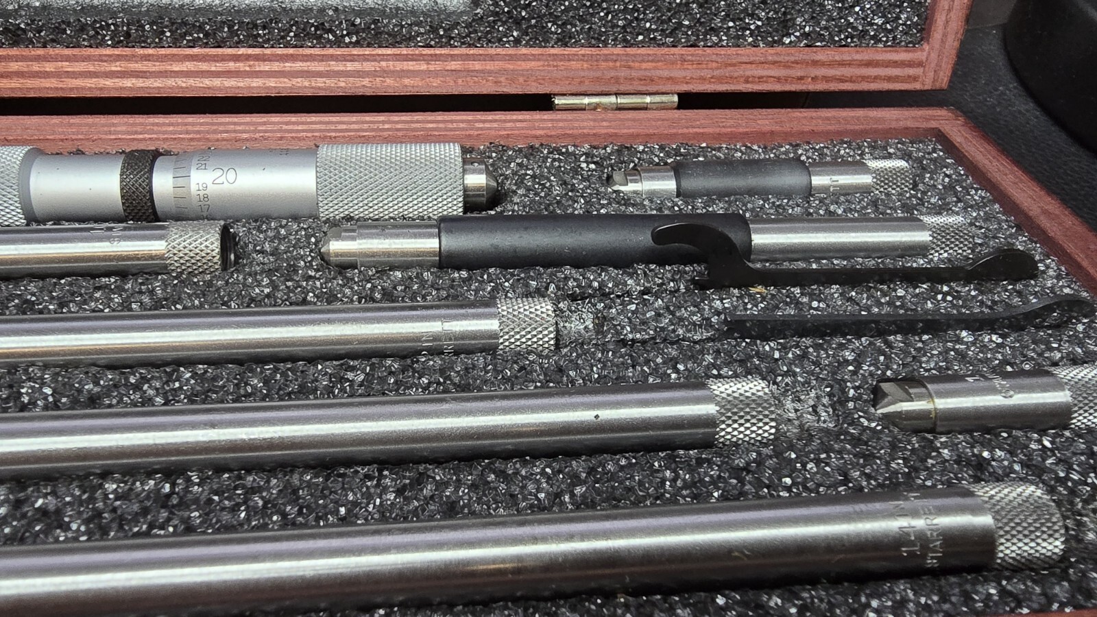 Starrett 823DZ 4 to 32″ Range Tubular Inside Micrometer Set – Multicoloured