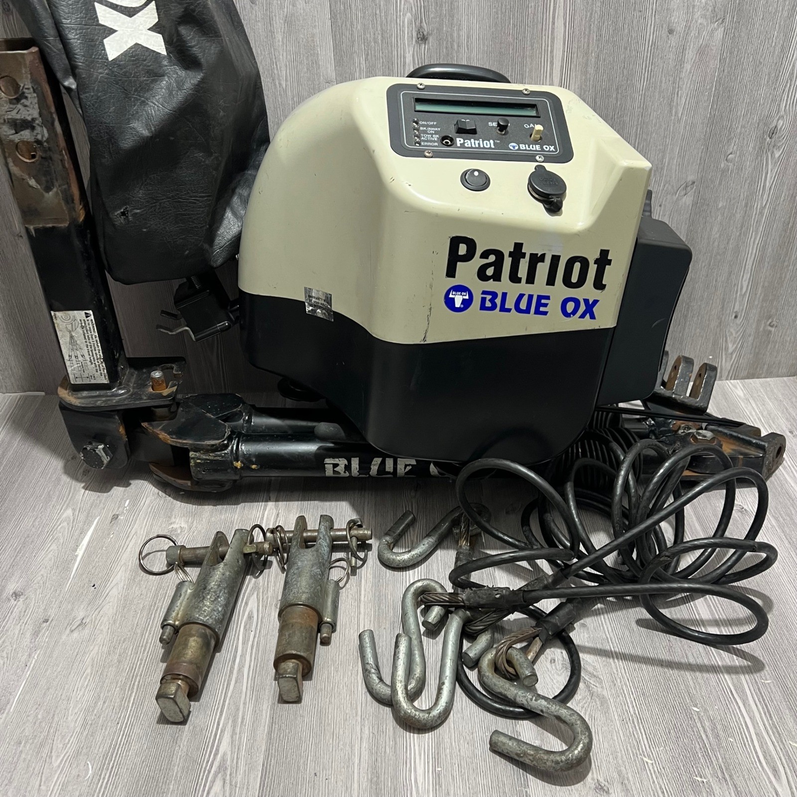 Blue Ox Patriot BRK2012 Braking System + Blue Ox Alpha Tow Bar 2″ Receiver