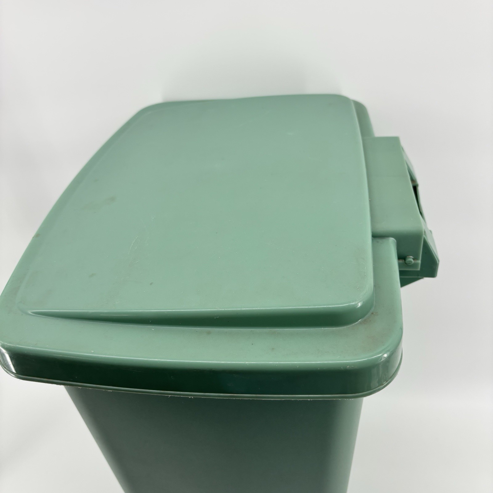 Vintage Rubbermaid Front Step-On Rectangle Trash Can Green With Lid
