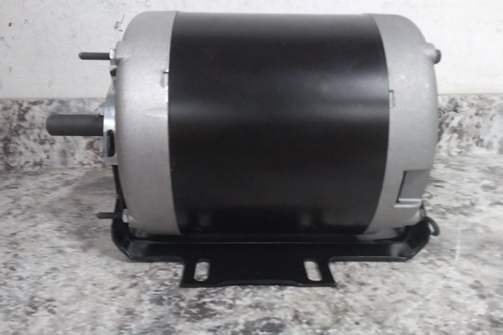 Century H718V1 1/2 HP; 1 HP 1725/1140 RPM 460VAC 3-Phase Belt Drive Motor