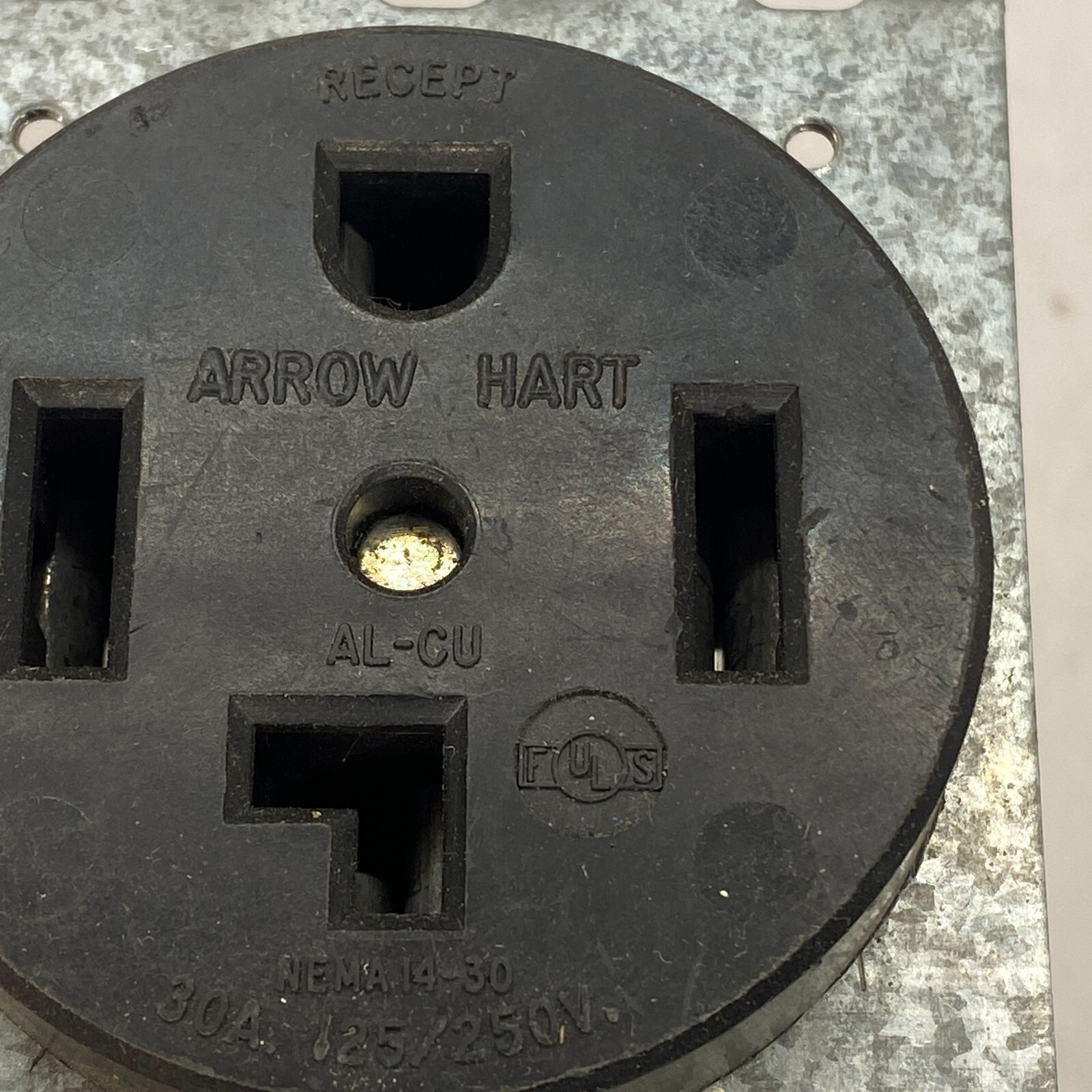 COOPER 30A-125/250V 3-P,4-WIRE GROUNGING AL/CU,UP TO 75 C NEMA 14-30R🔔