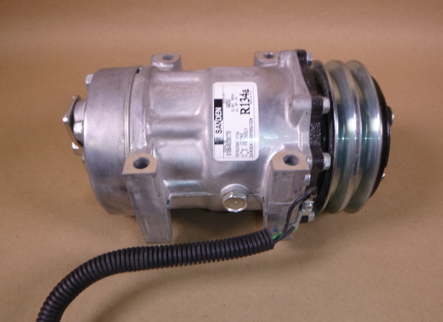 U4052 Sanden AC Compressor 24 Volt 2 Groove SD7H15 Platform 7 Cylinder R-134a