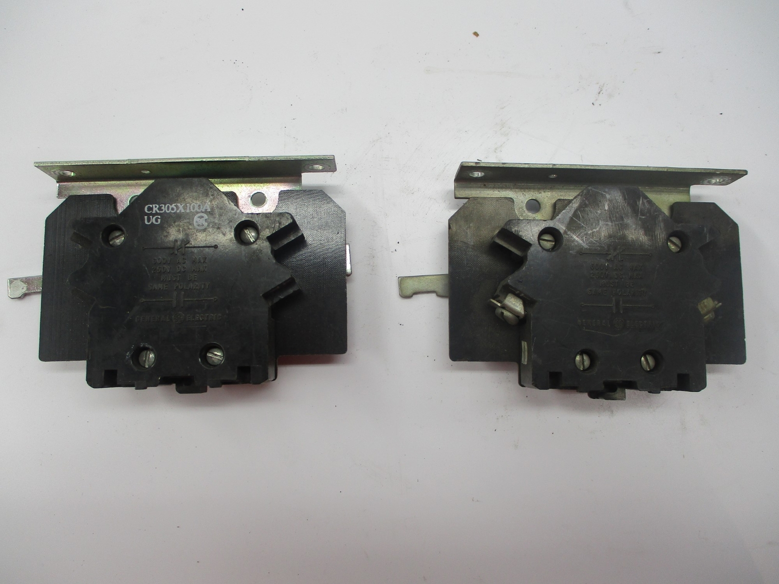 GENERAL ELECTRIC CR305X100A AUXILIARY CONTACT LOT OF 2 UNMP
