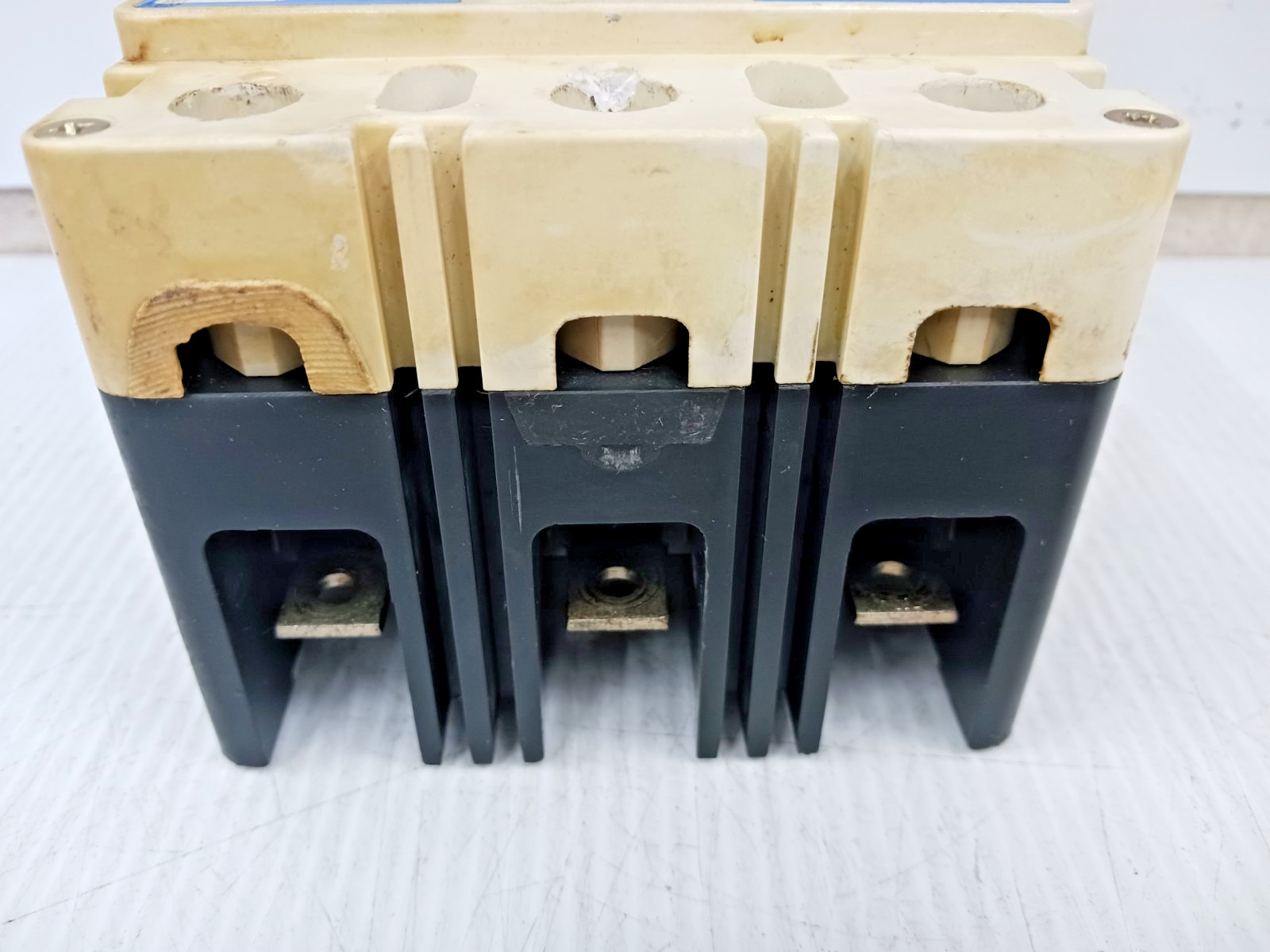 Cutler Hammer 15 Amp Circuit Breaker 3 Pole 480 VAC / 250 VDC 14kA EHD3015