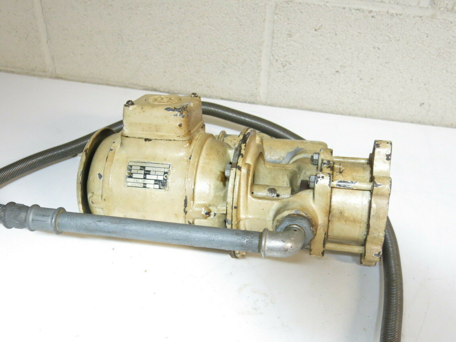 USED SCHINDLER 16″ TALL MOTOR / PUMP 146787 TYPE KDWFN, 220/380 V, 1.55/0.9 A