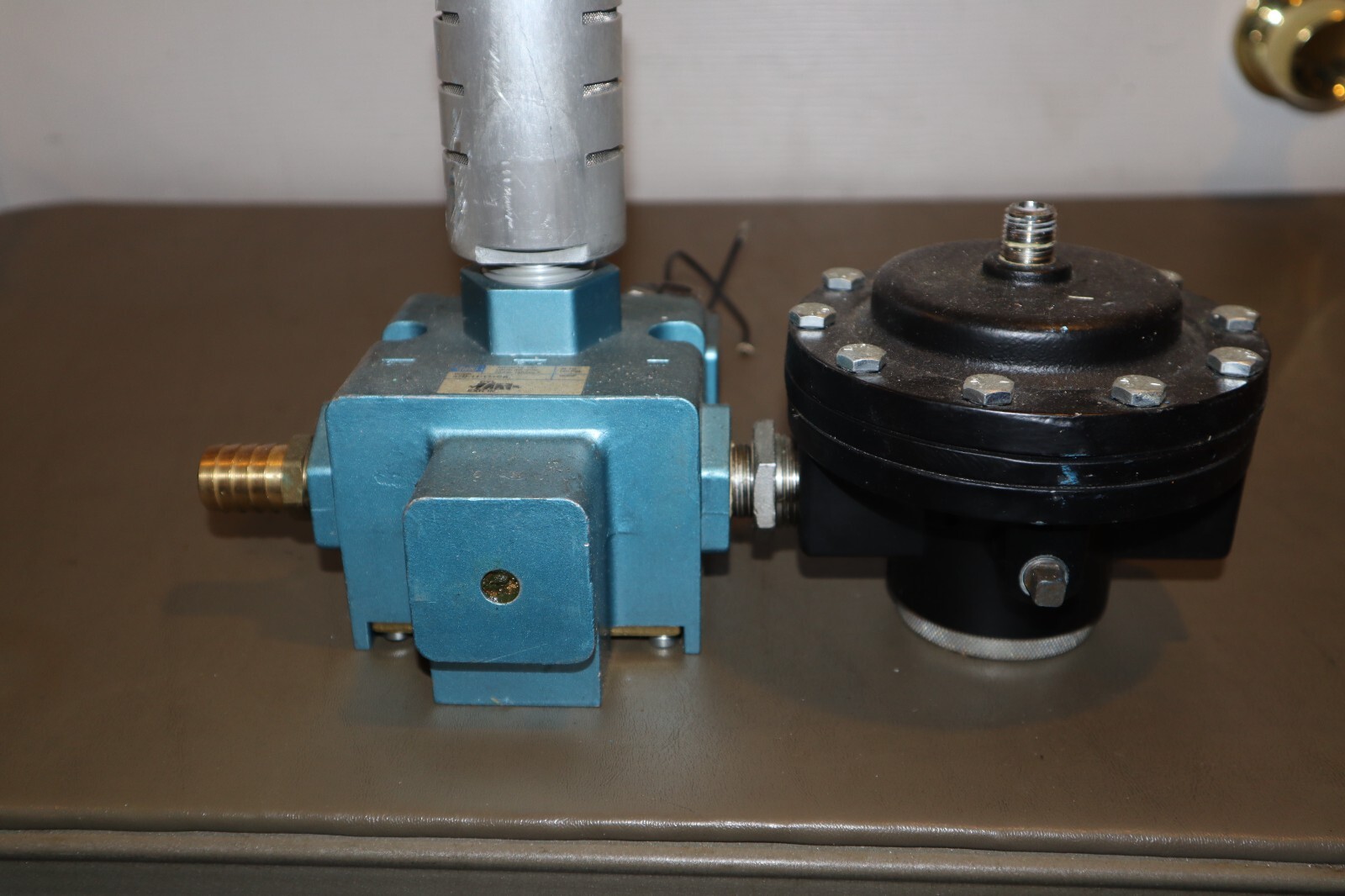 MAC 3 Way Spool Valve 250B-11-111CA & Norgren 11-008-009 Air Pressure Regulator
