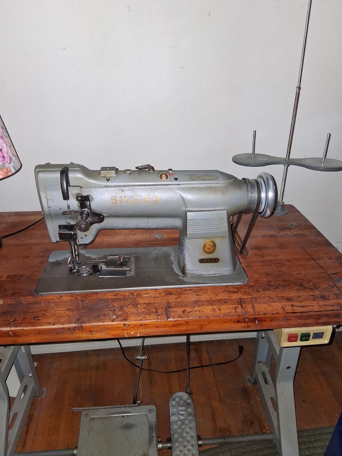 Singer Industrial Commercial Sewing Machine Model 211G151 Leather