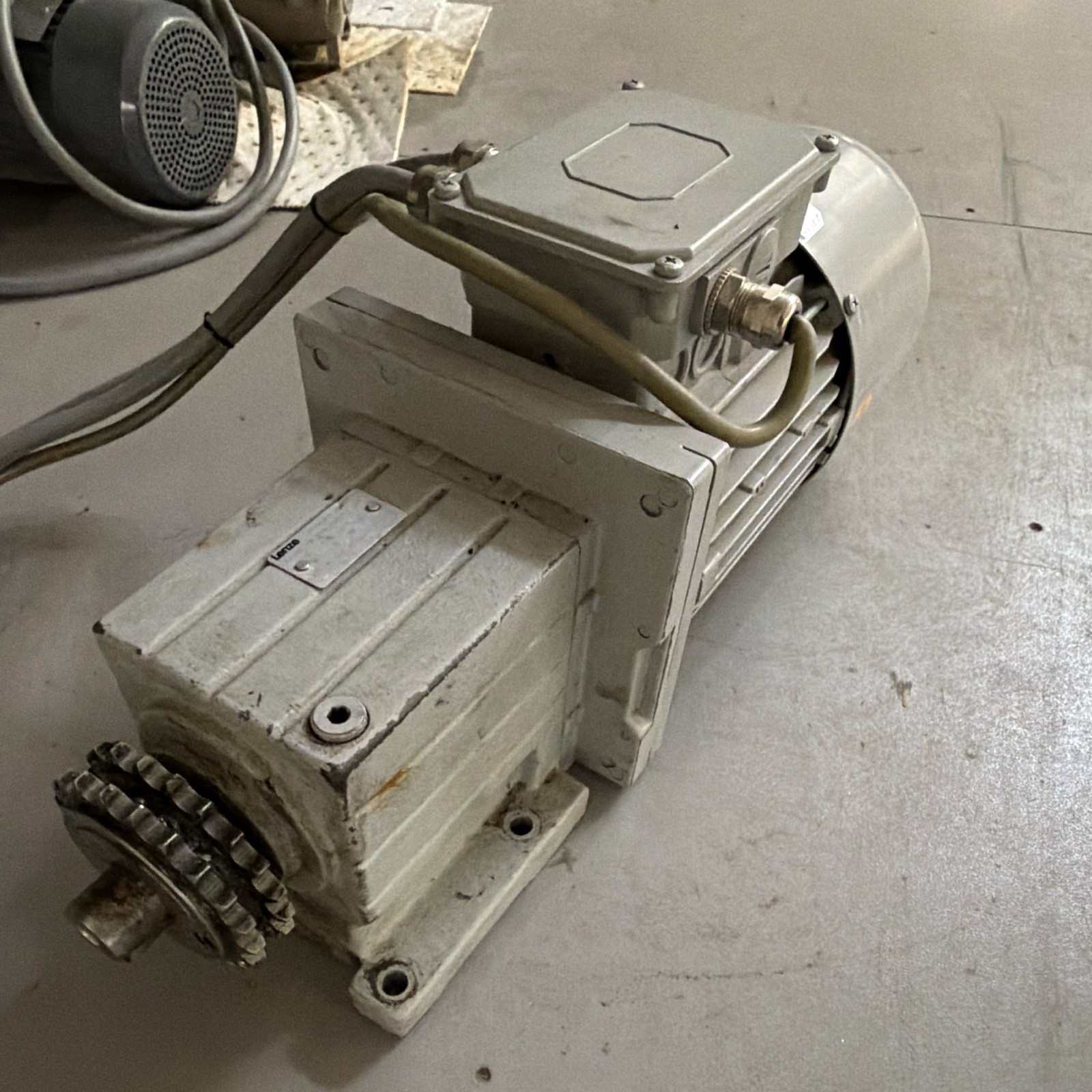 Lenze 3-Phase AC Induction Gearmotor w/ Brake IP55 TEFC 32:1 1.5kW