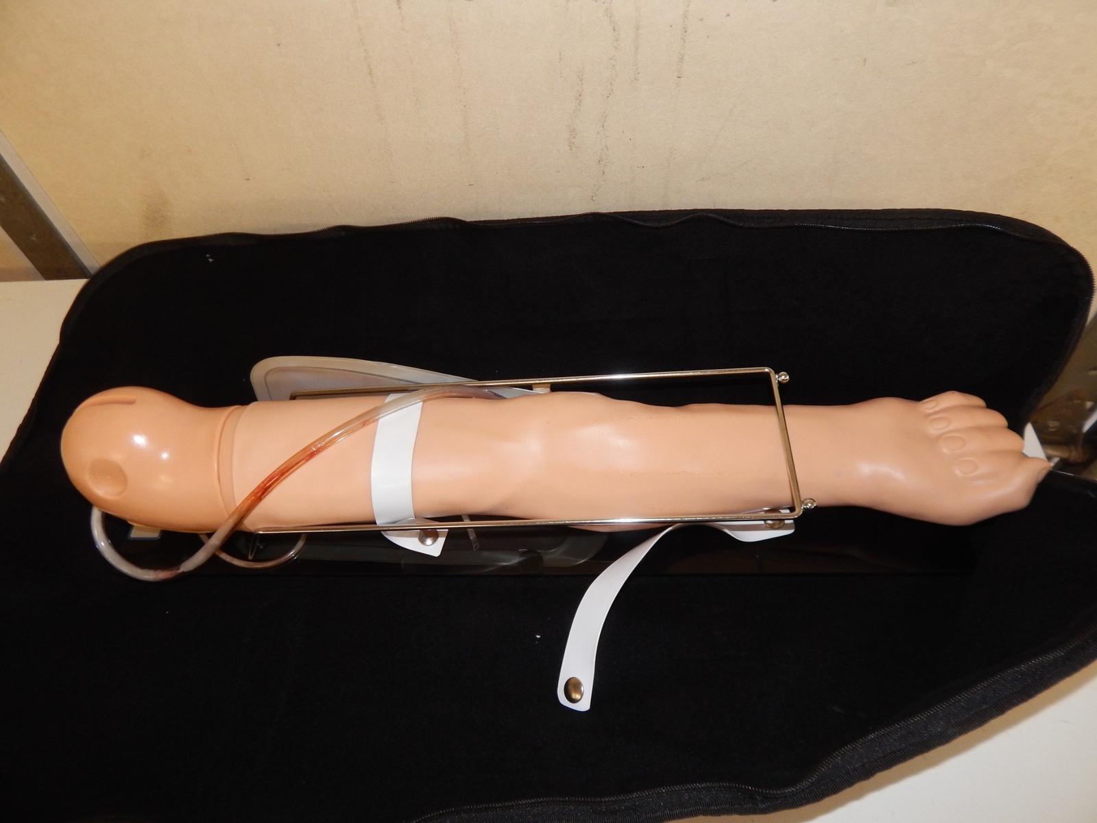 ^^ GAUMARD RIGHT HANDED TRAINING ARM / MANIKIN- HALLOWEEN PROP (QBE61)
