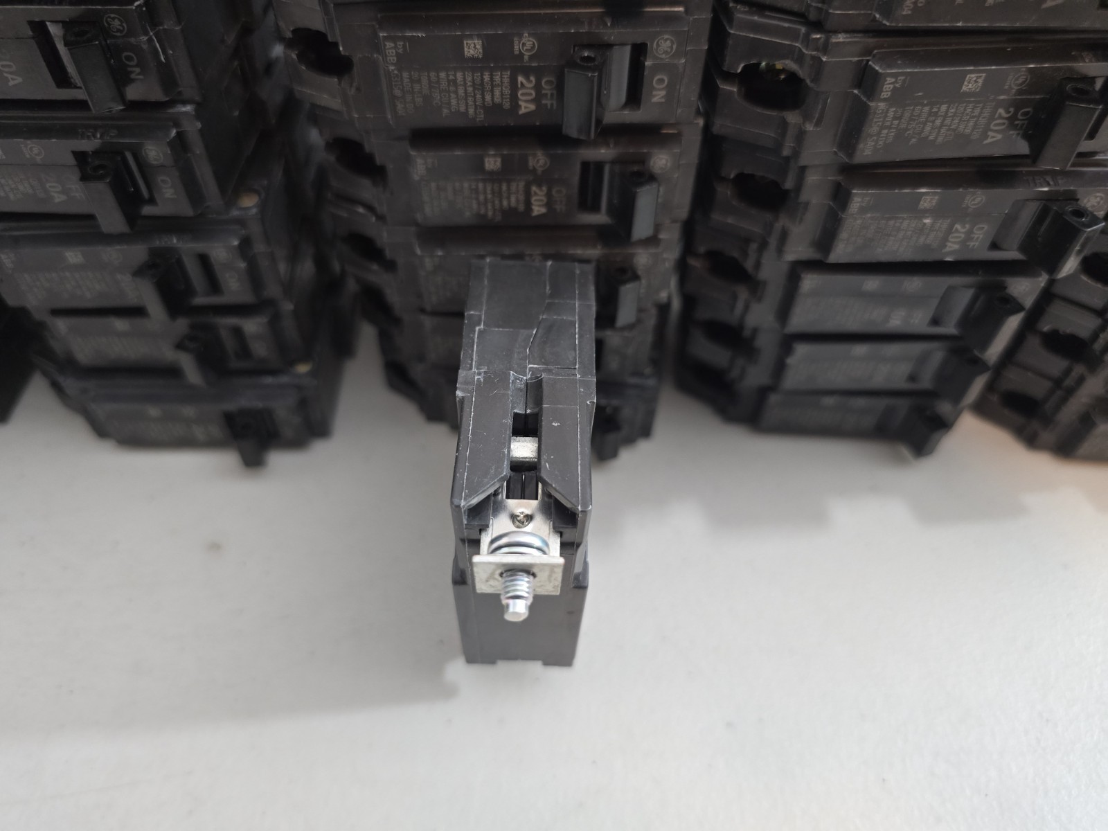 NEW GE THHQB1120 Circuit Breaker Bolt-On Line 120/240 Volt AC **Lot of 35**