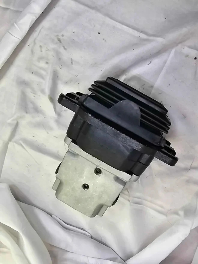 Hydraulic Pilot Contorl Valve for Kobelco 27SR 50SR 50SR-5 SK55SRX PX30V00082F2
